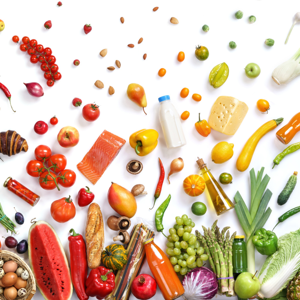 Много различных продуктов на белом фоне