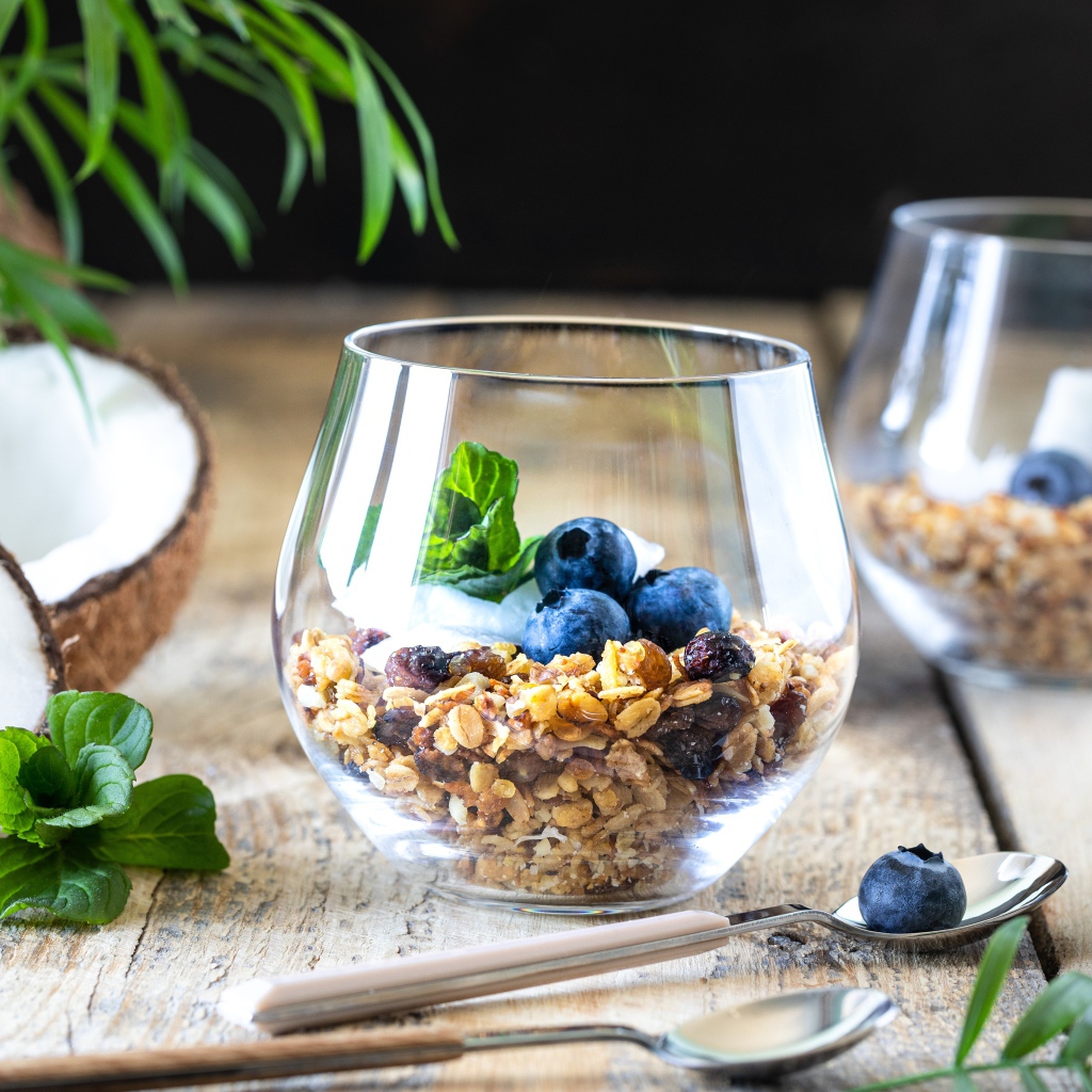 Мюсли с ягодами черники на столе с кокосом