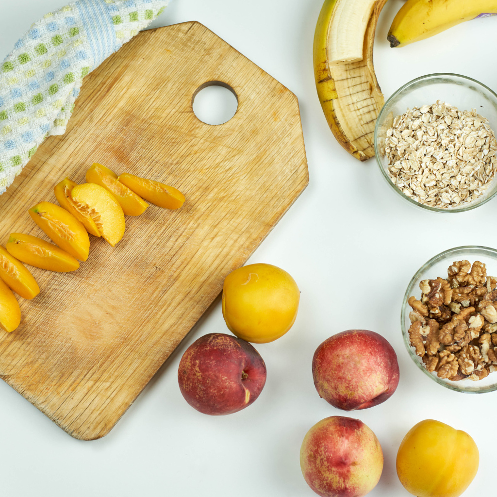 Овсянка, нектарин, банан и орехи на завтрак