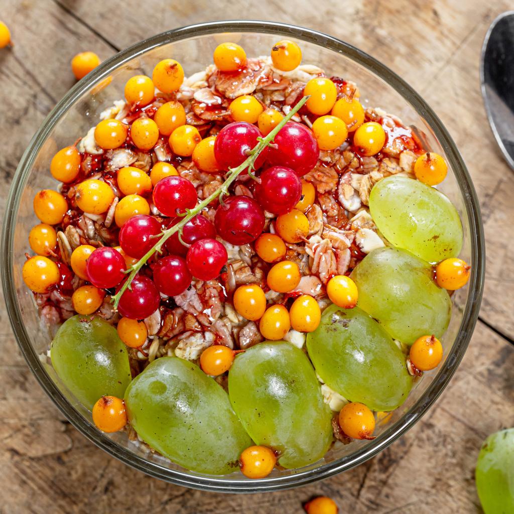 Овсяные хлопья с красной смородиной, виноградом и облепихой 