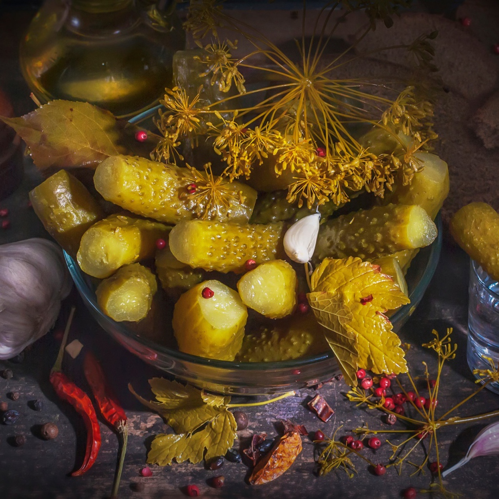 Маринованные огурцы на столе со специями и чесноком