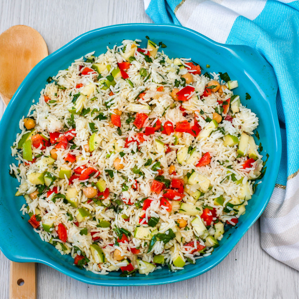 Плов с овощами в голубом казане на столе 