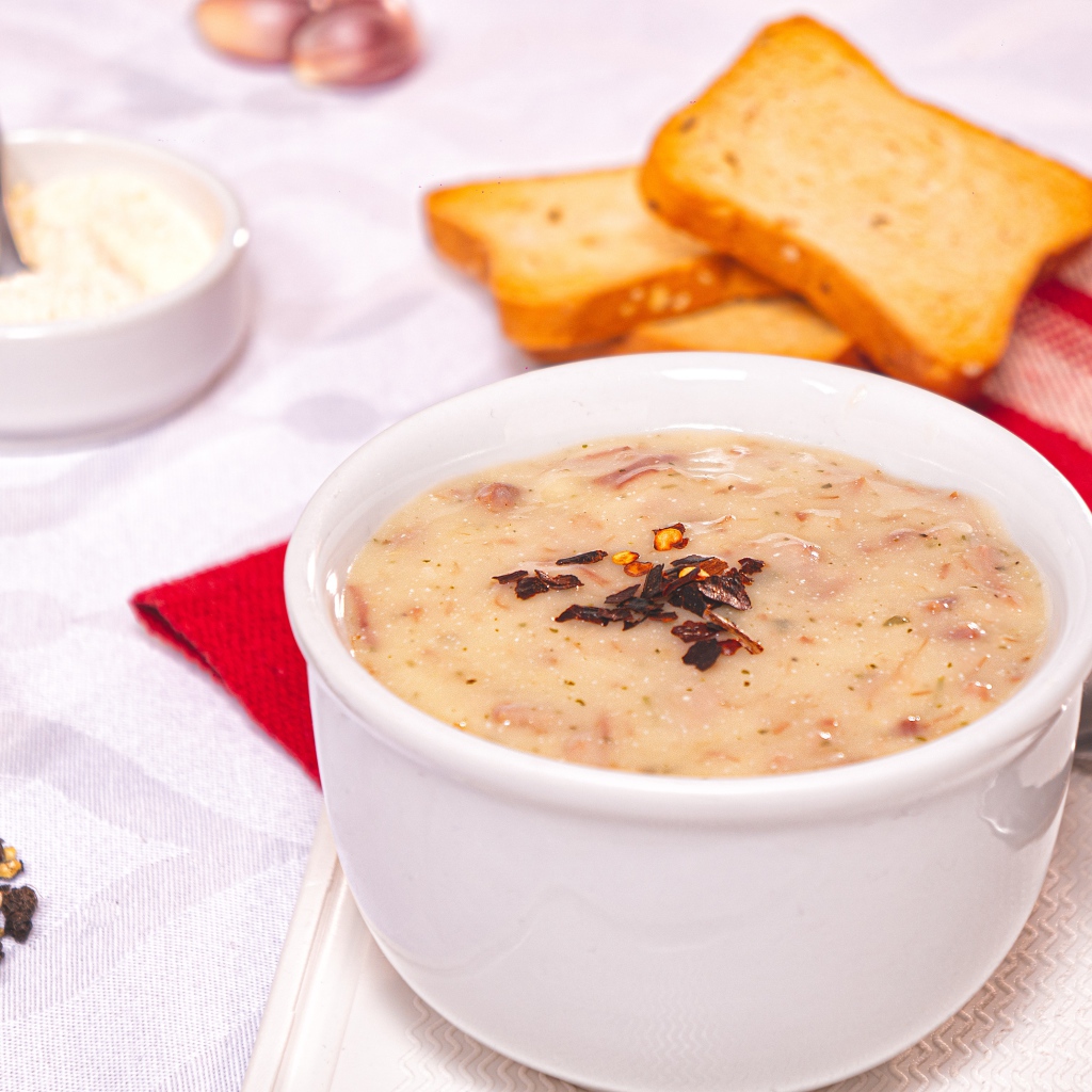 Суп пюре на столе с тостами