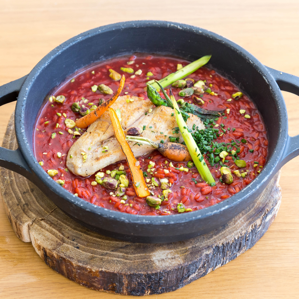 Красный суп с мясом на доске 
