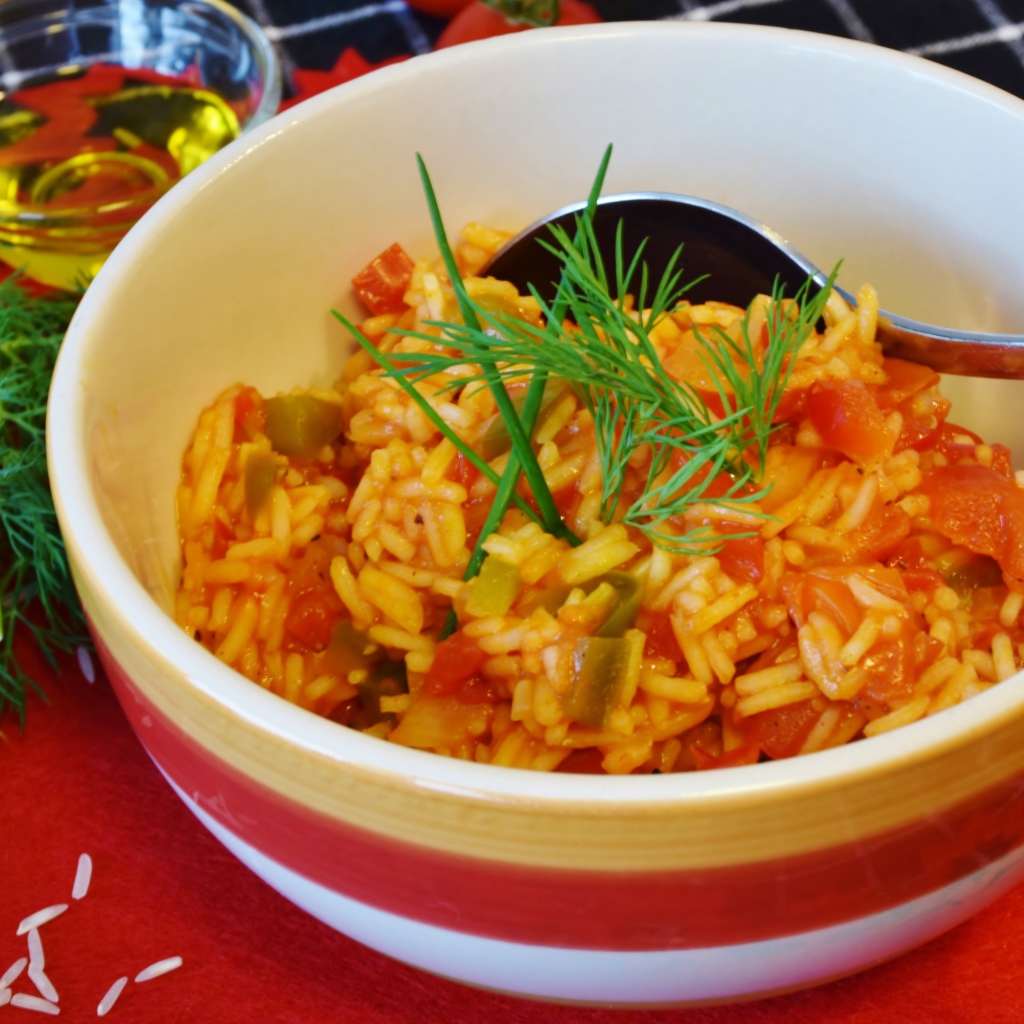 Рис с овощами в тарелке на столе