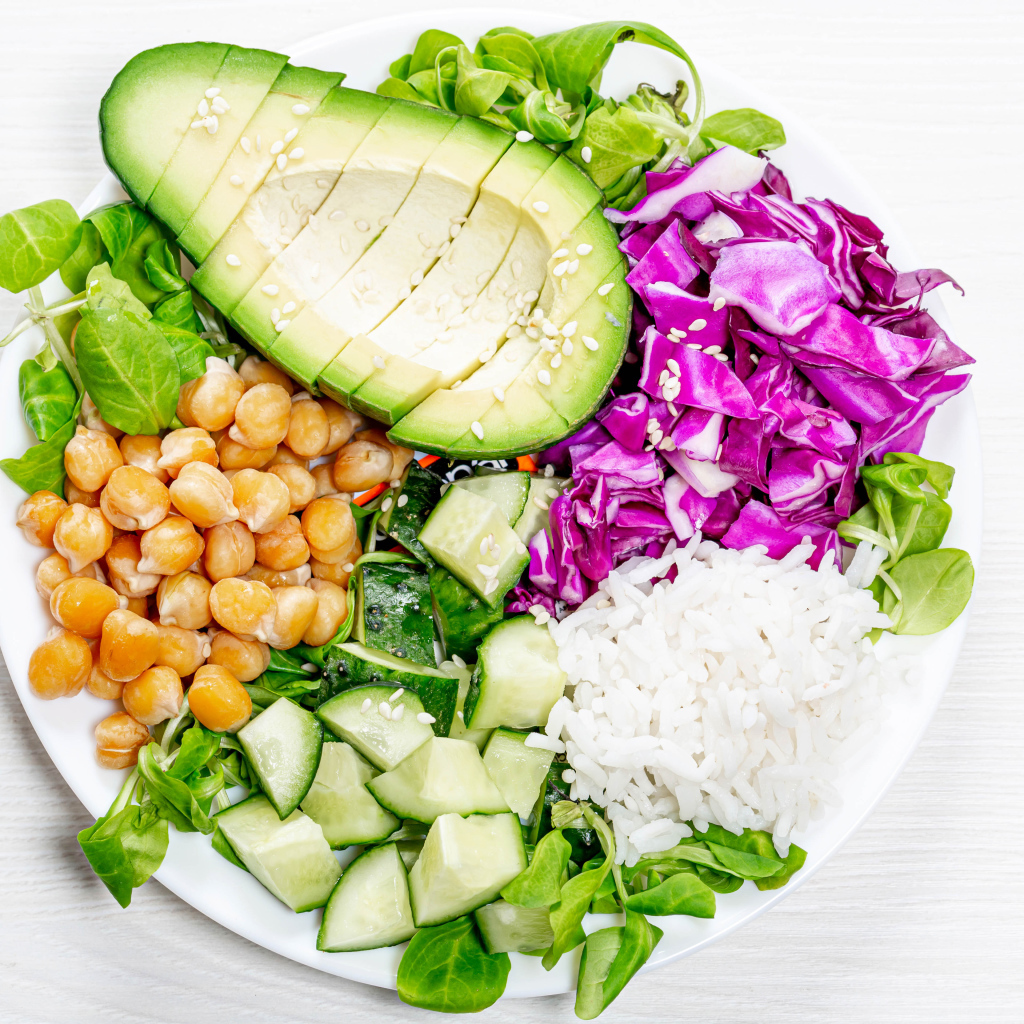 Рис с овощами на белом фоне