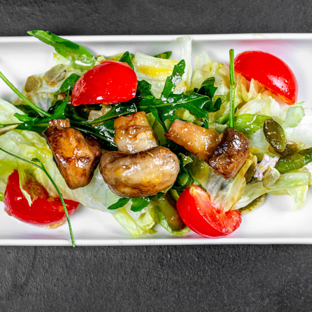 Салат с капустой, жареными шампиньонами и помидорами