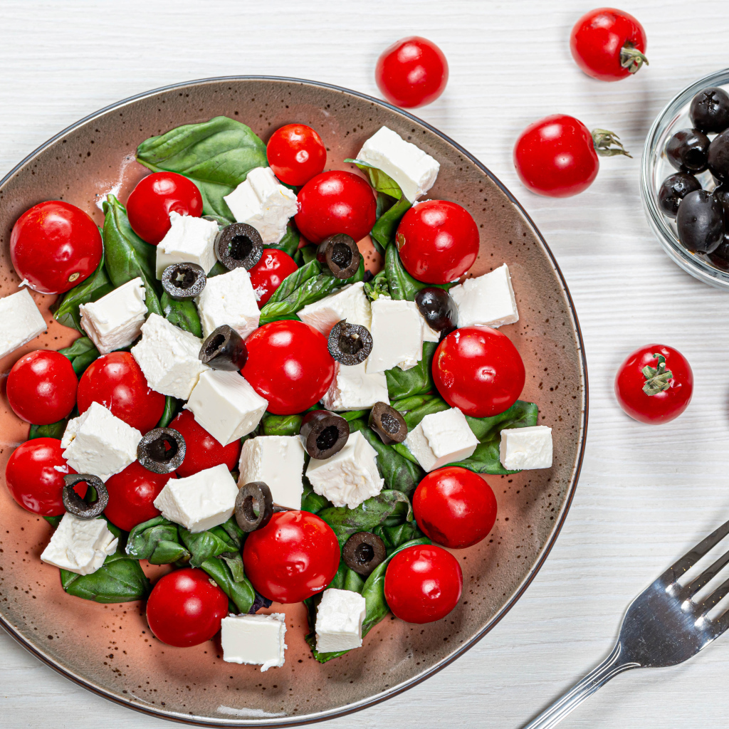 Салат с помидорами черри, оливками, базиликом и сыром