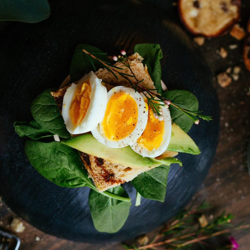 Бутерброд с авокадо, базиликом и яйцами