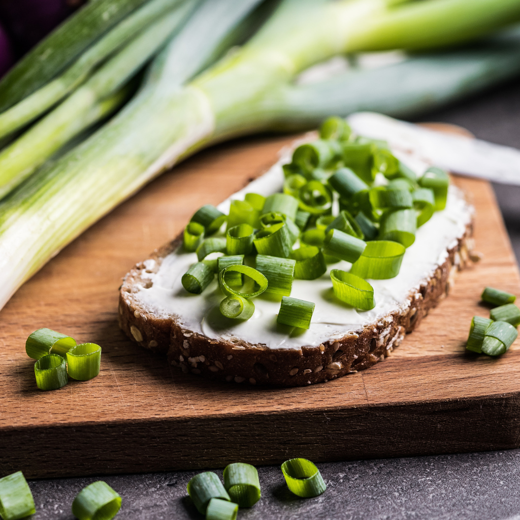 зеленая паста для бутербродов. бутерброд с яйцом и зеленью. бутерброд с яйцом и зеленью. бутерброд с зеленым луком. закуска на хлебе с зеленью.