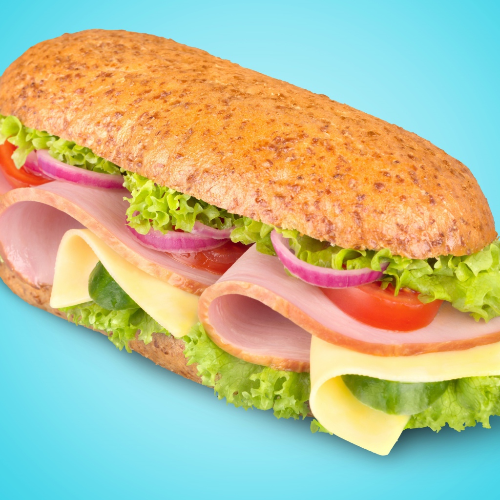 Бутерброд с ветчиной,сыром, помидорами луком и салатом на голубом фоне