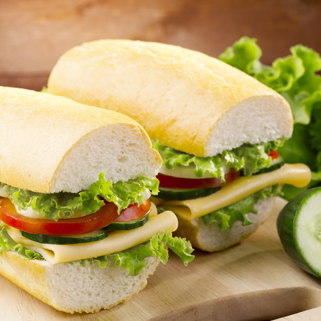 Сендвич с овощами и сыром на столе