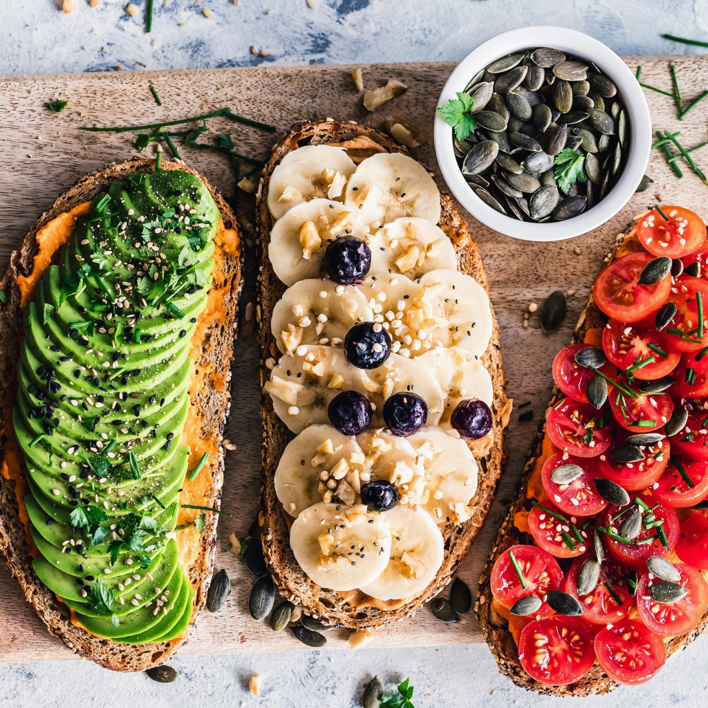 Бутерброды с авокадо, бананами и помидорами