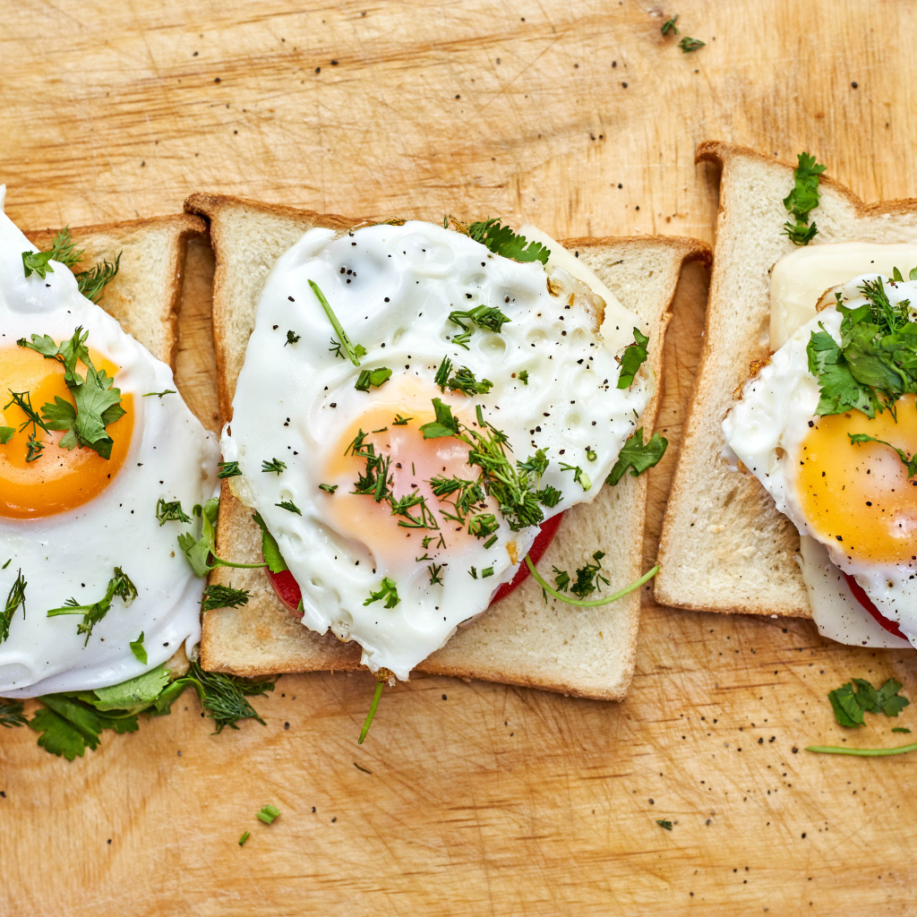Бутерброды с яичницей, помидорами и зеленью 