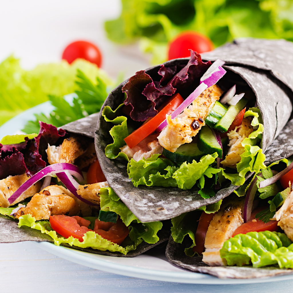 Шаурма в лаваше с овощами и курицей 