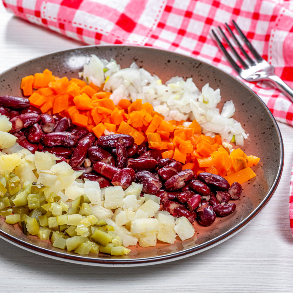 Овощи и фасоль нарезанные на тарелке 