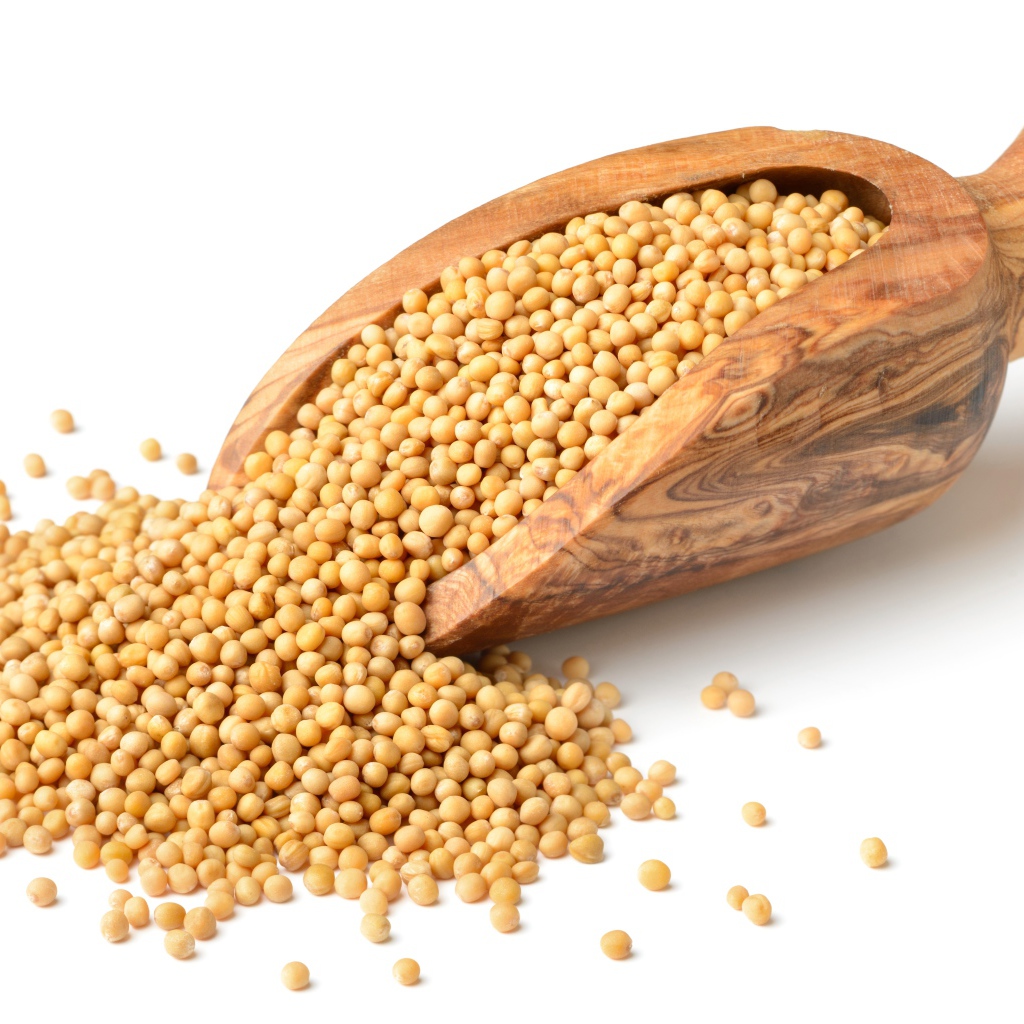 Мелкий горох в деревянном совке на белом фоне