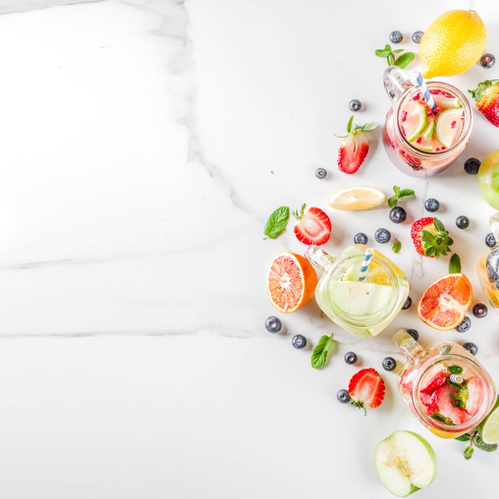 Смузи в баночках на столе с ягодами и фруктами