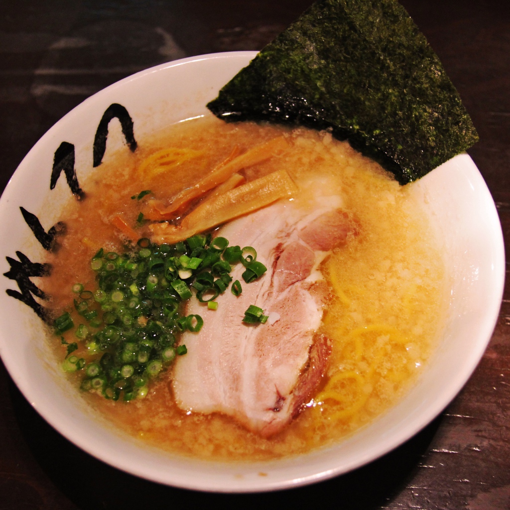 Суп с беконом и зеленью на столе 