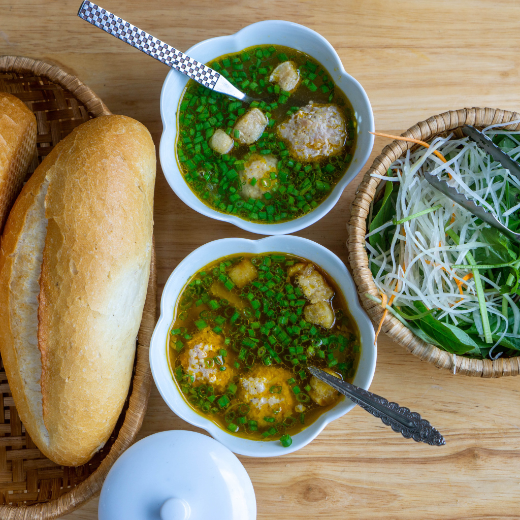 Комплексный обед. Суп борщ. Блюда для комплексного обеда. Салат в хлебной тарелке. Prepared soups salads.