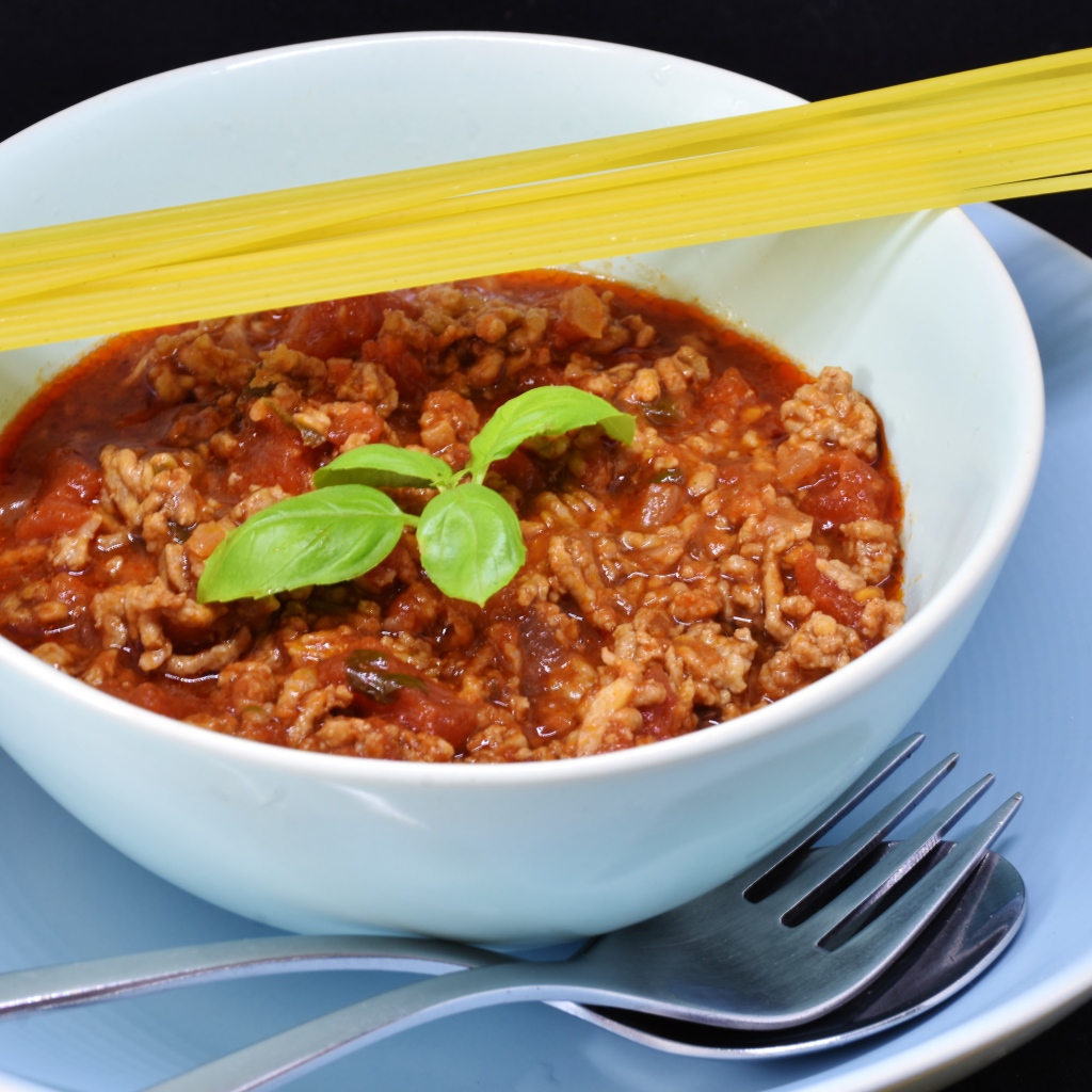 Спагетти с острым соусом с мясом на столе 