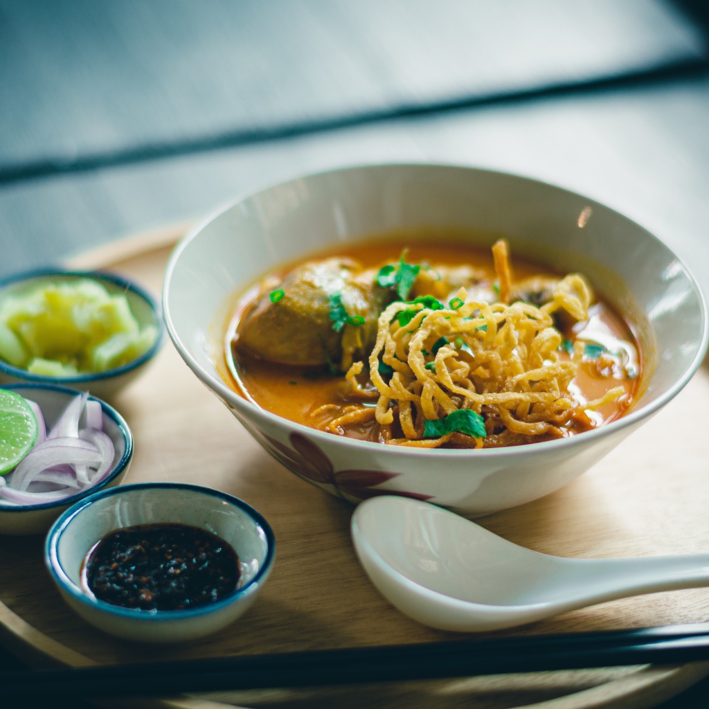 Острый суп с луком на столе 