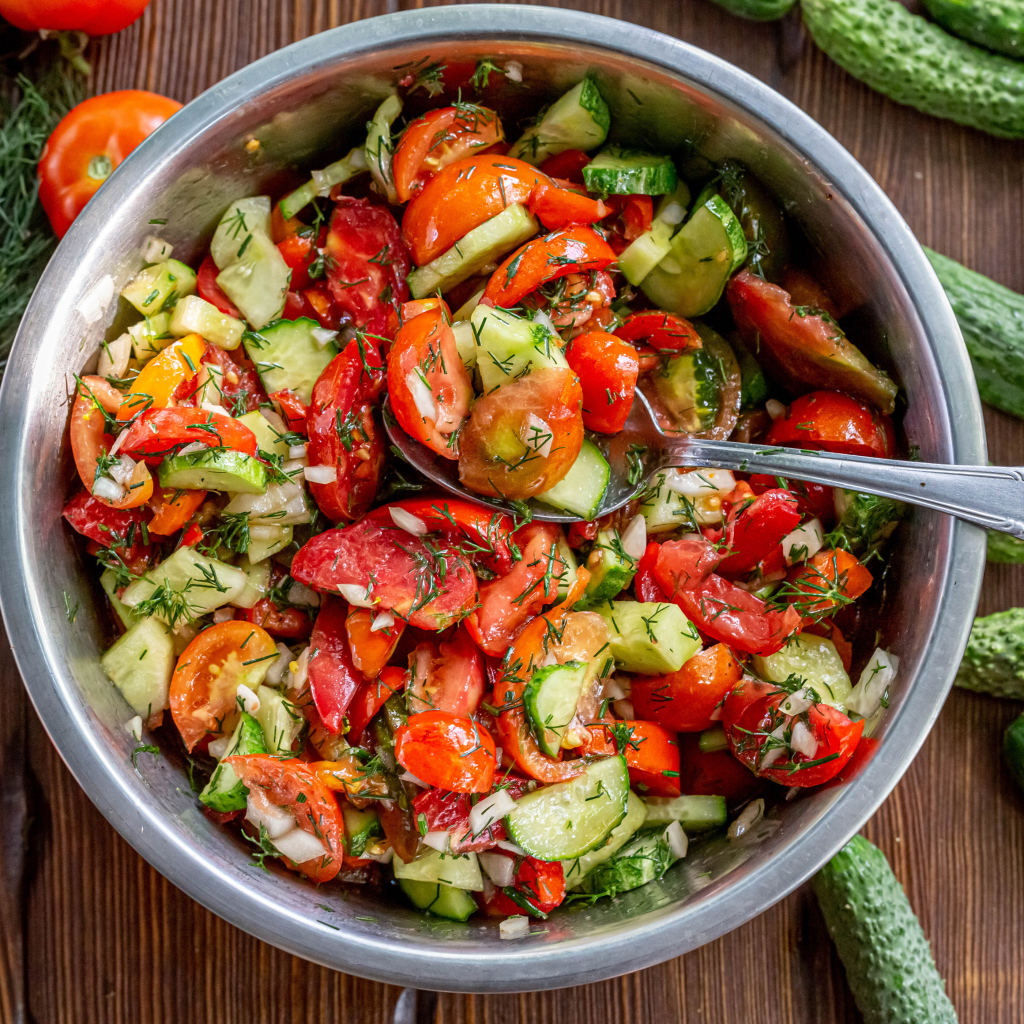 Весенний салат с помидорами и огурцами 