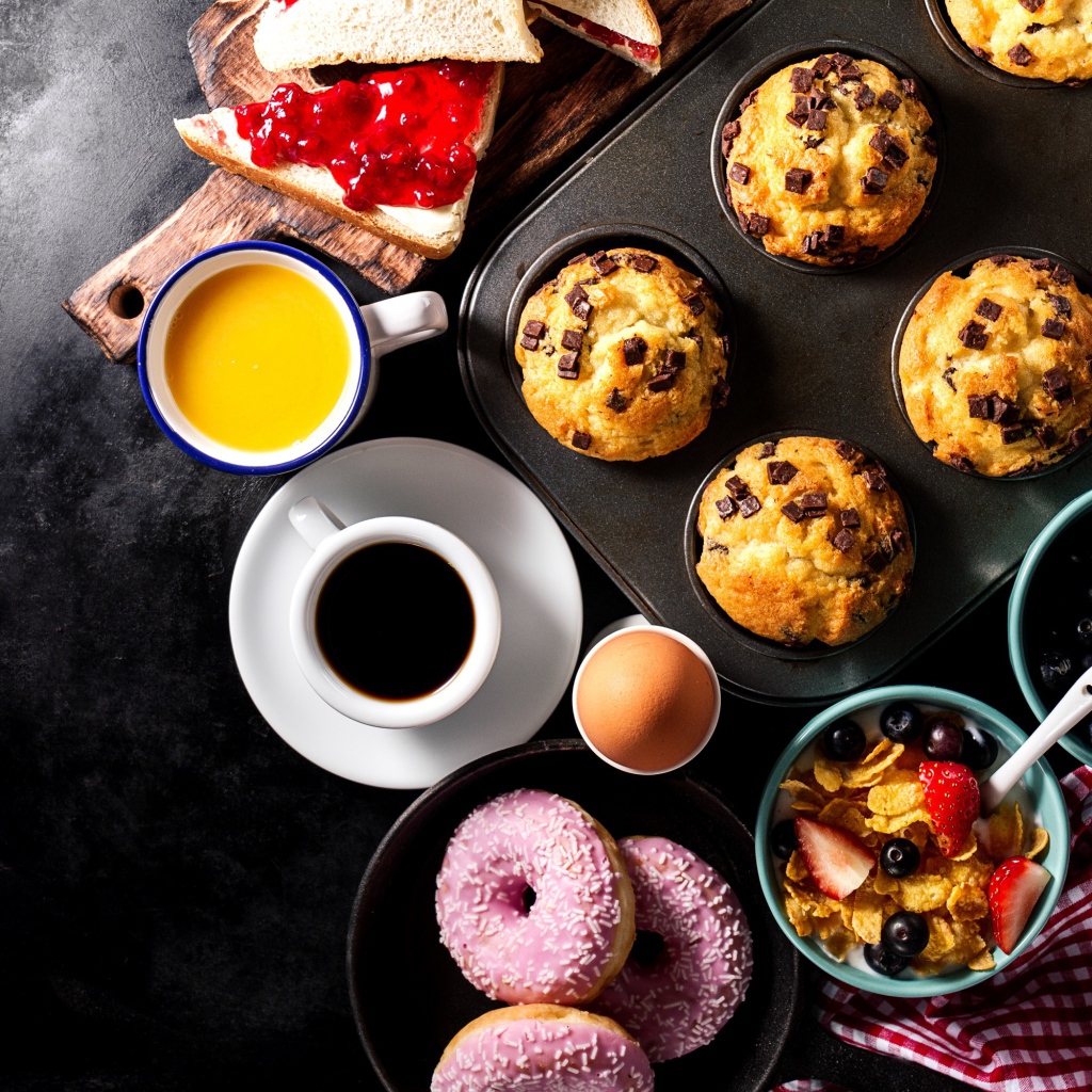 Сладкая выпечка на столе с кофе и соком