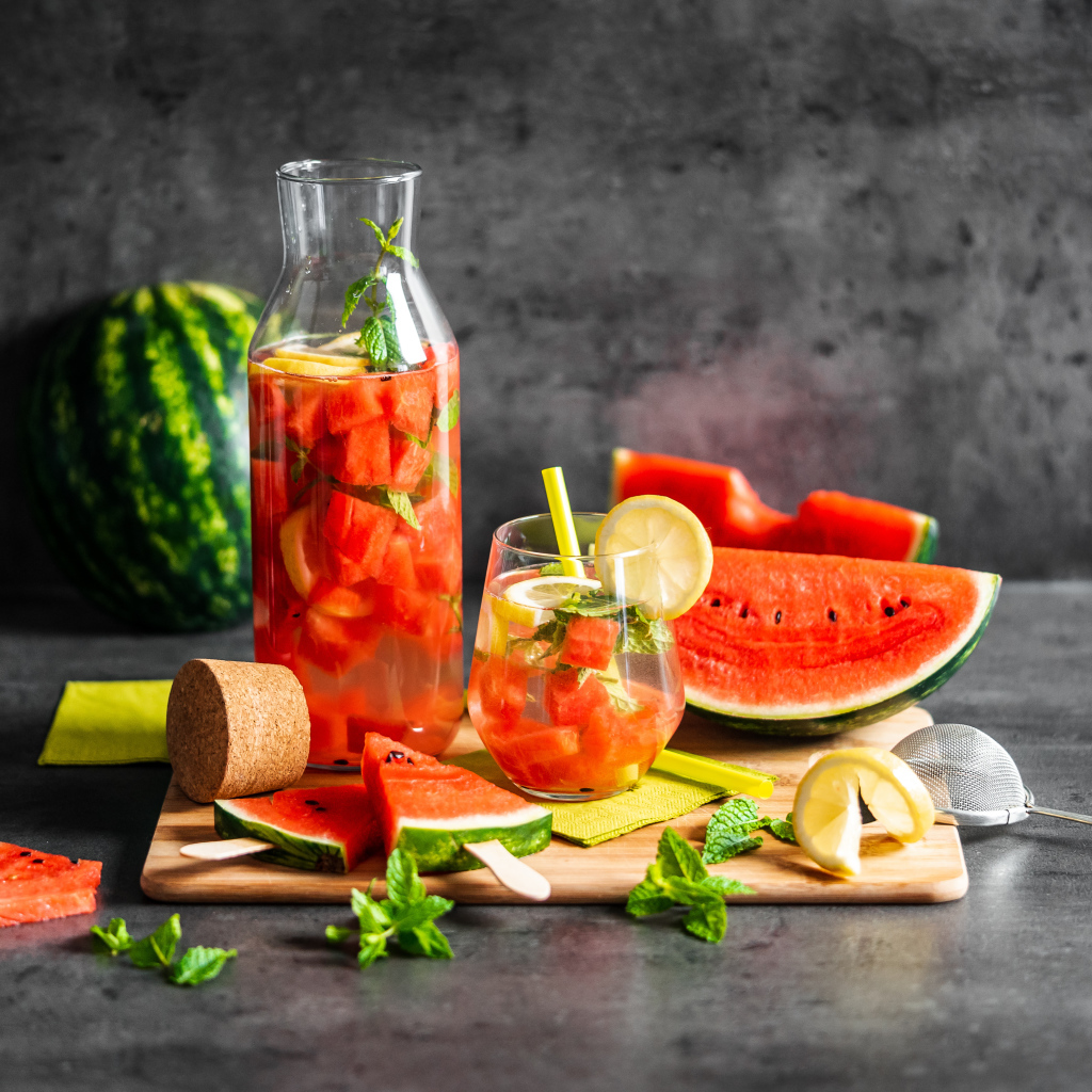 Вкусный напиток на столе с кусочками арбуза 