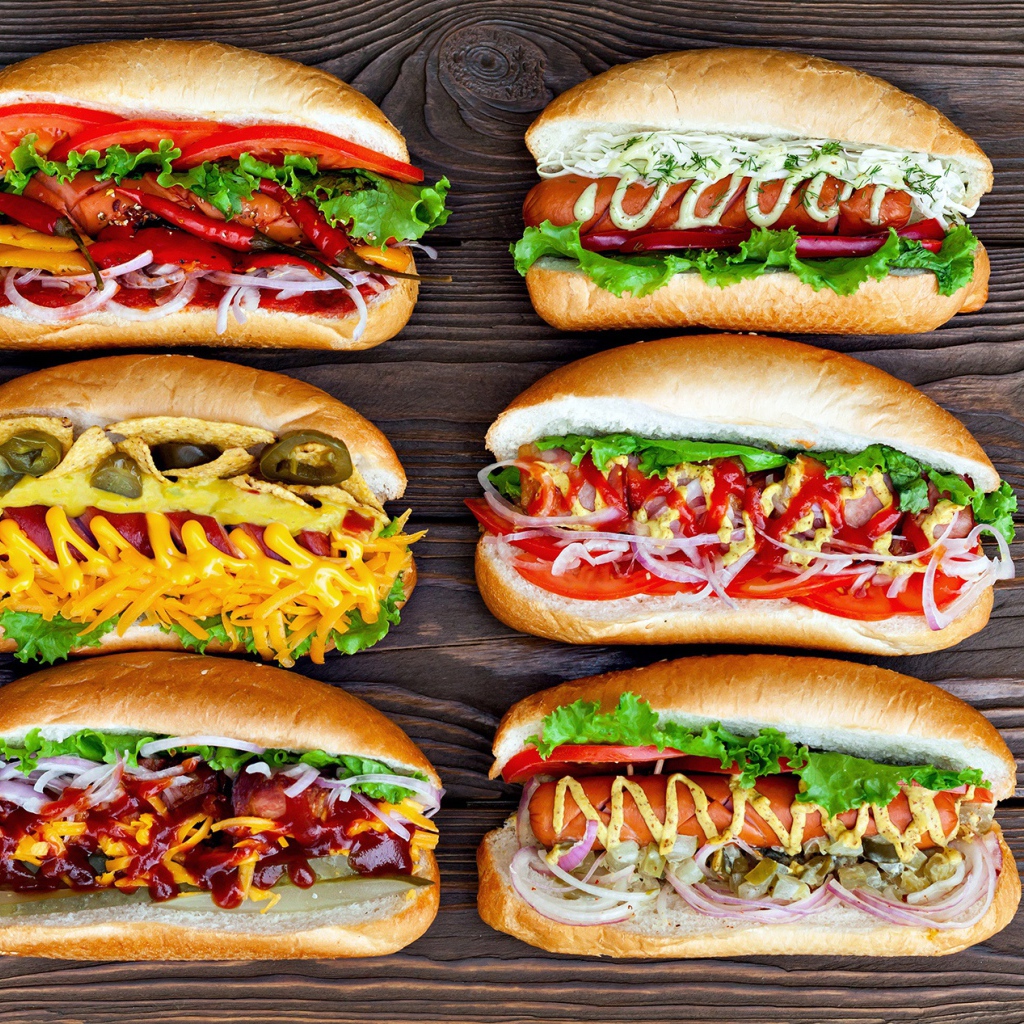 Вкусные хотдоги на деревянном столе