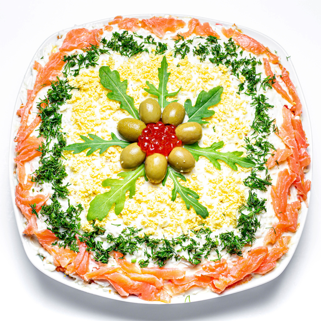 Вкусный салат с красной рыбой на белом фоне