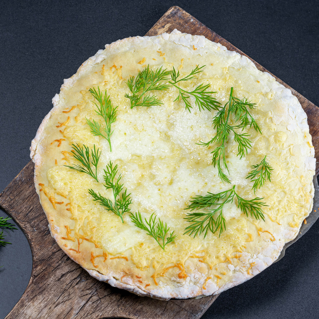 Тонкие блинчики с укропом на доске 