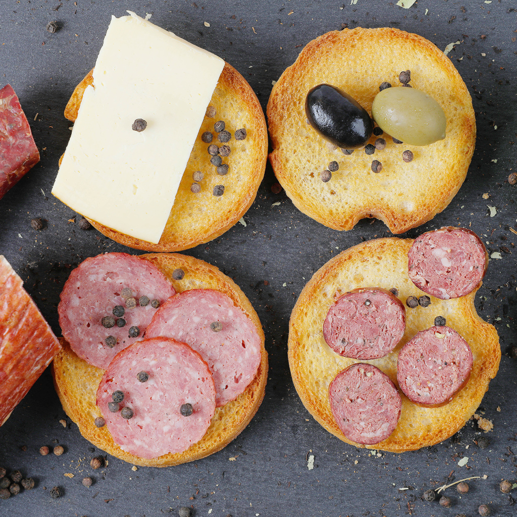Тосты с колбасой, оливками и сыром