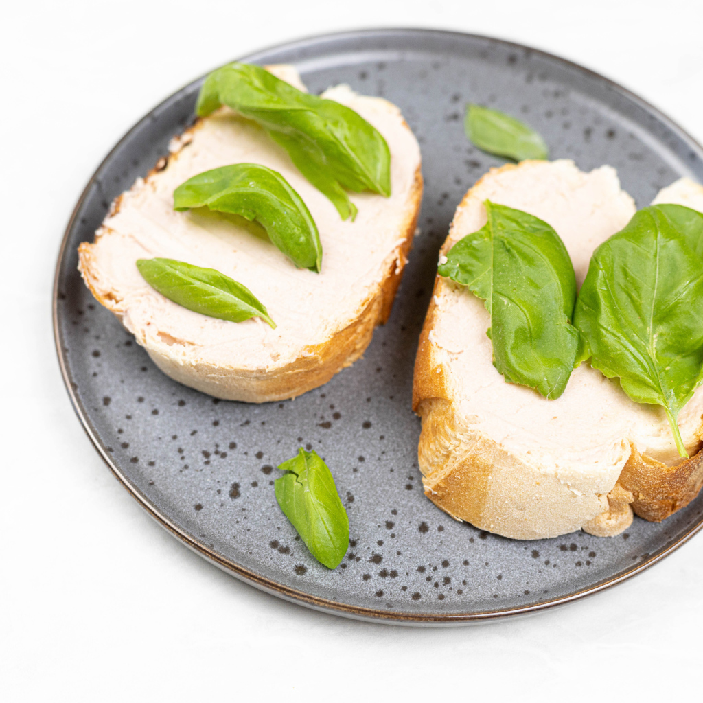 Два бутерброда с листьями базилика 