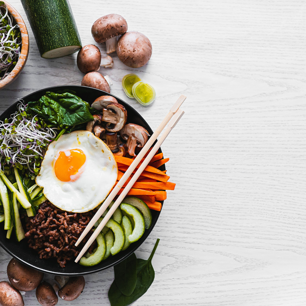 Овощи с яичницей на столе 