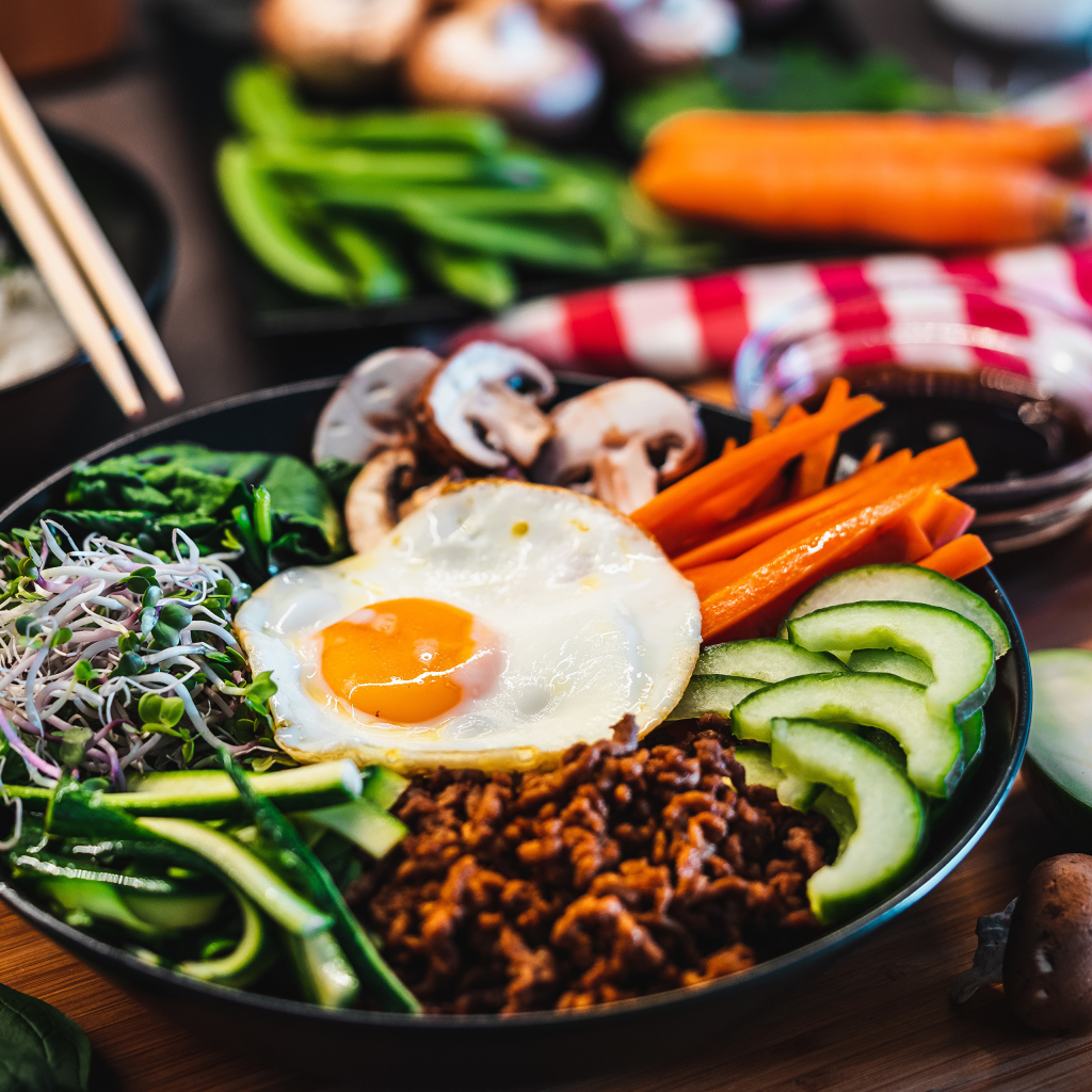 Вегетарианский завтрак на столе с овощами