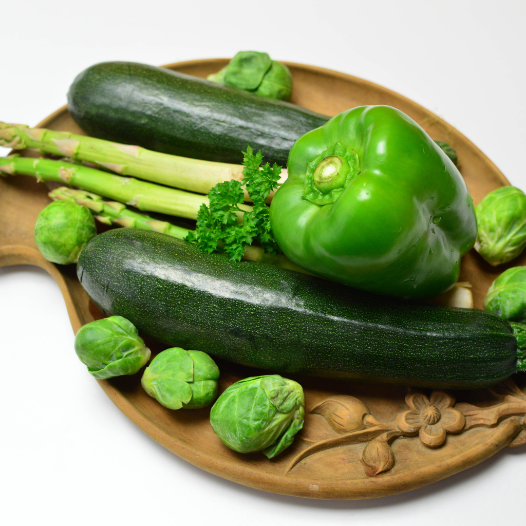 Кабачки, перец, капуста и спаржа на белом фоне