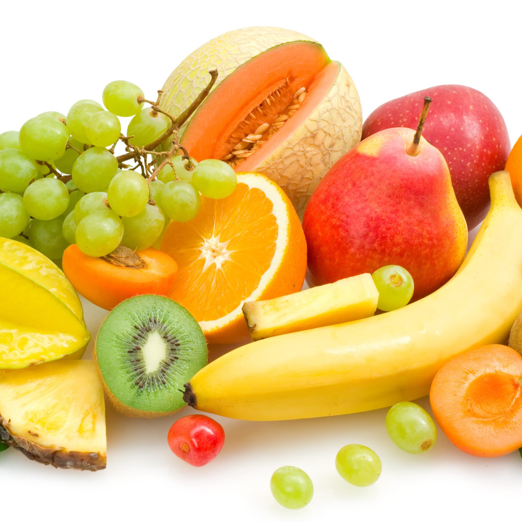 Аппетитное фруктовое ассорти на белом фоне
