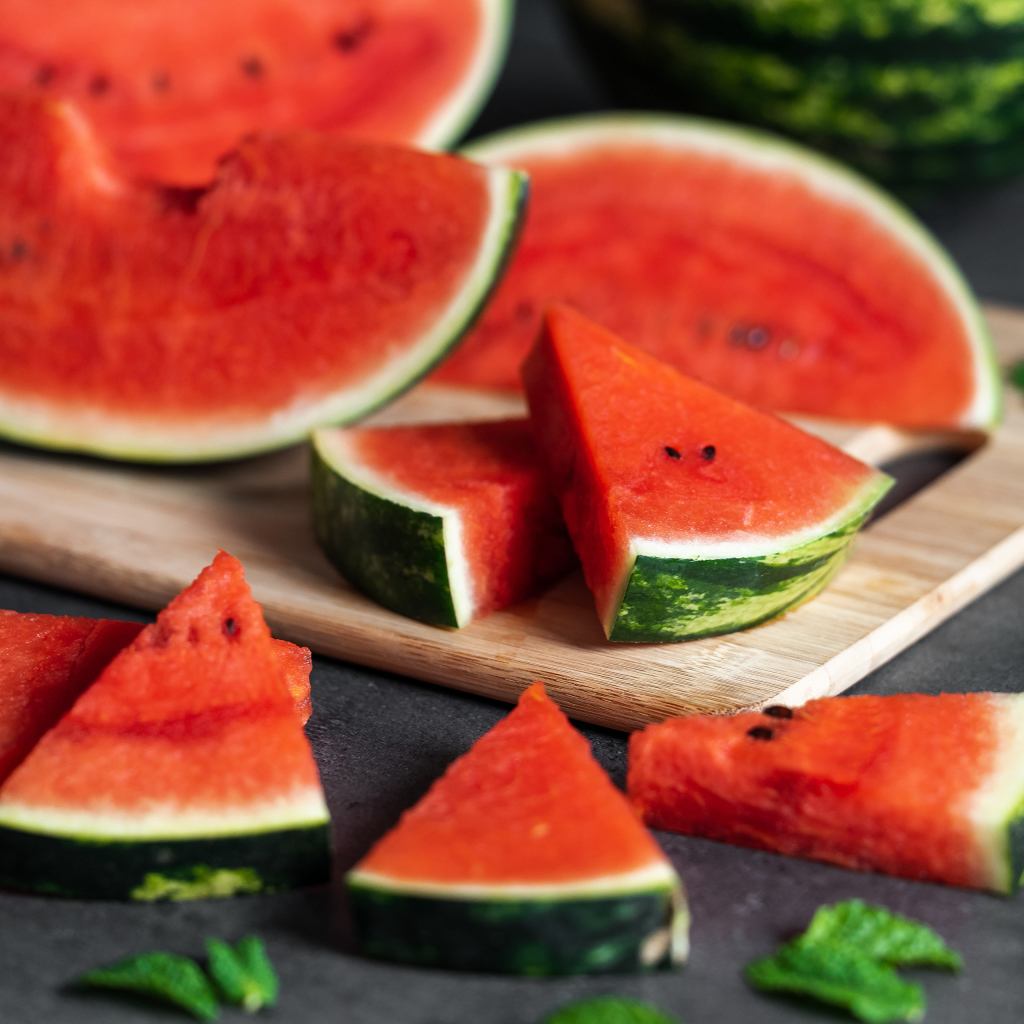 Аппетитный сочный арбуз кусочками на столе