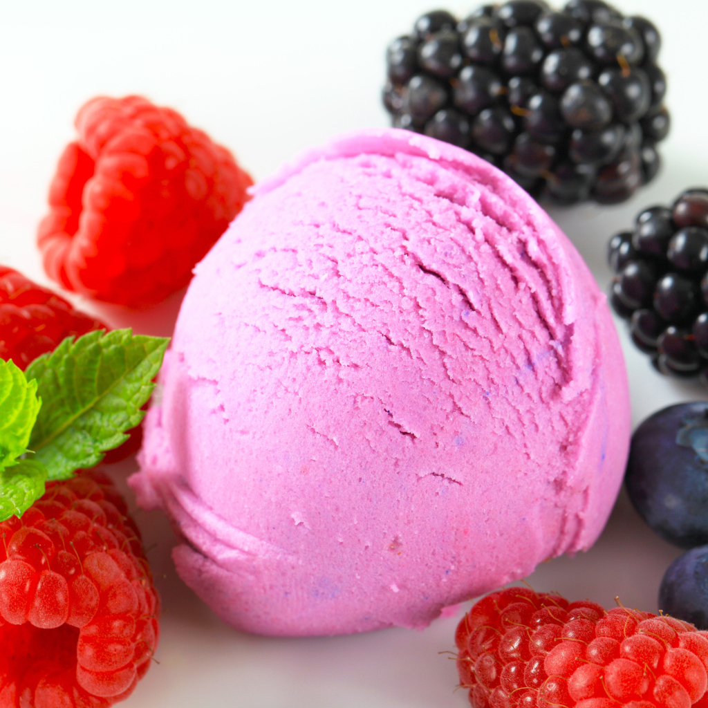 Шарик мороженого с ягодами малины, черники и ежевики 