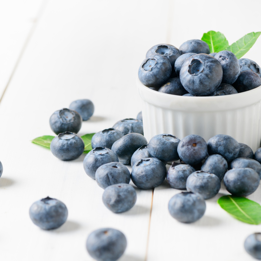Ягоды черники на белом столе 