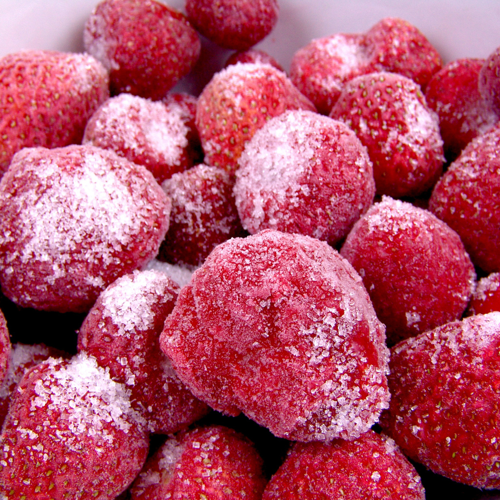 Миска с замороженной клубникой  