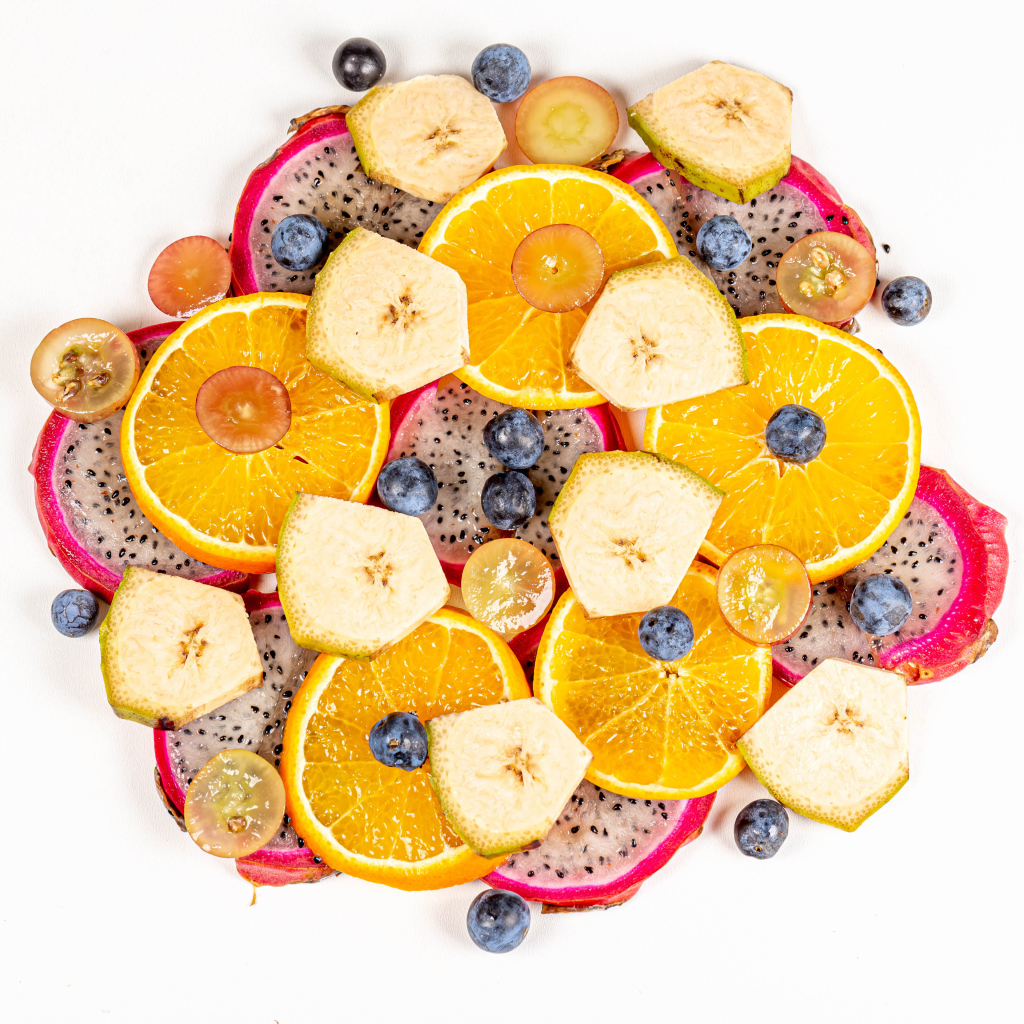 Цитрусовые фрукты с ягодами на белом фоне