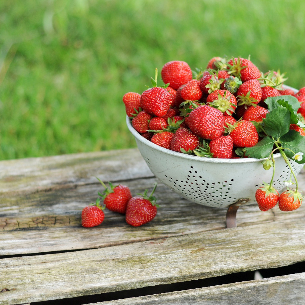 Дуршлаг с помытой красной клубникой 