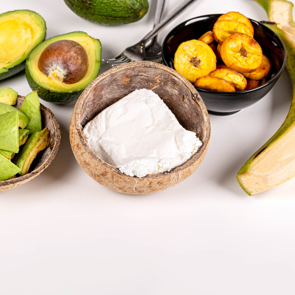 Творог, авокадо и банан на столе 