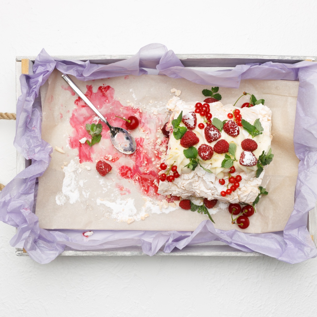 Творожная запеканка с ягодами на столе