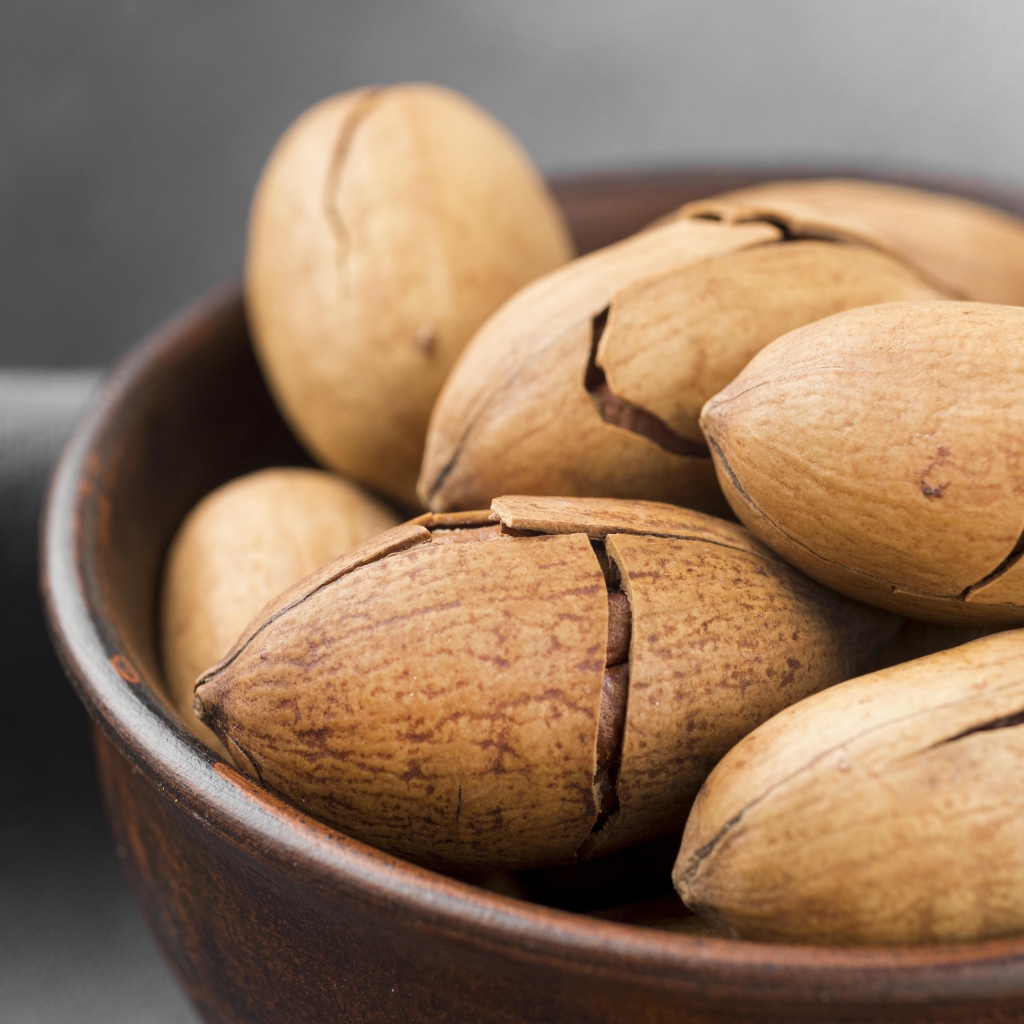 Треснувшие орехи пекан