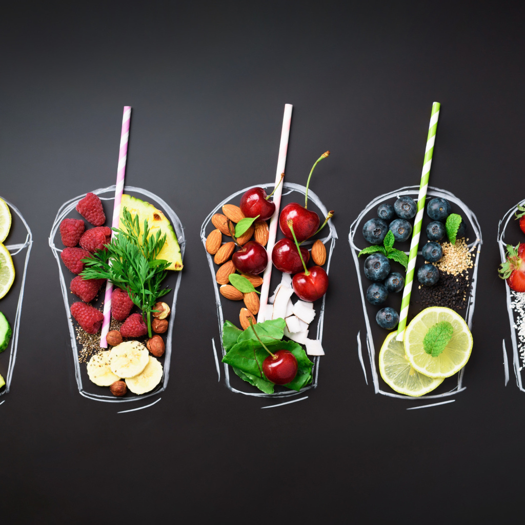 Нарисованные стаканы с ягодами на сером фоне