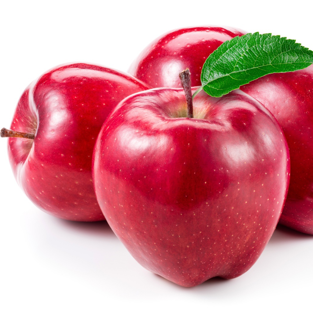 Четыре красных яблока крупным планом на белом фоне