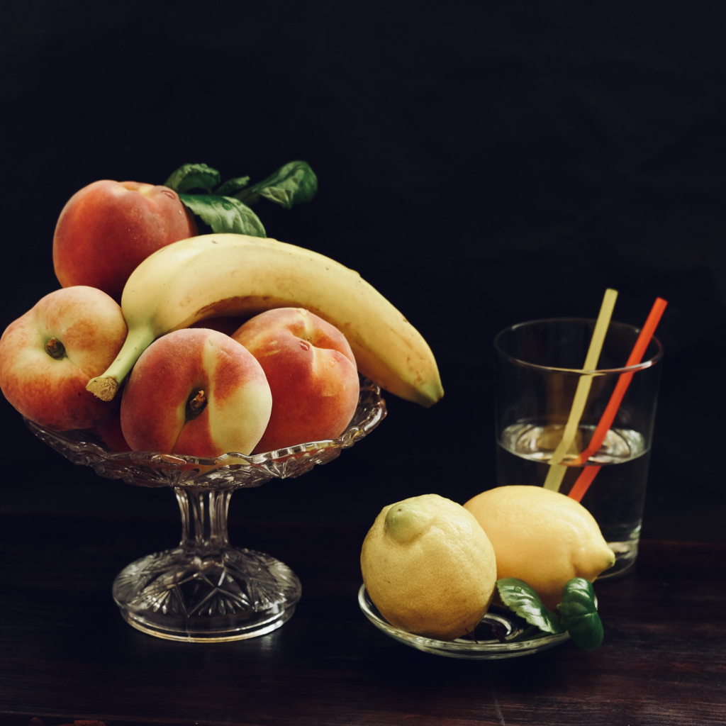 Свежие фрукты на столе с напитком